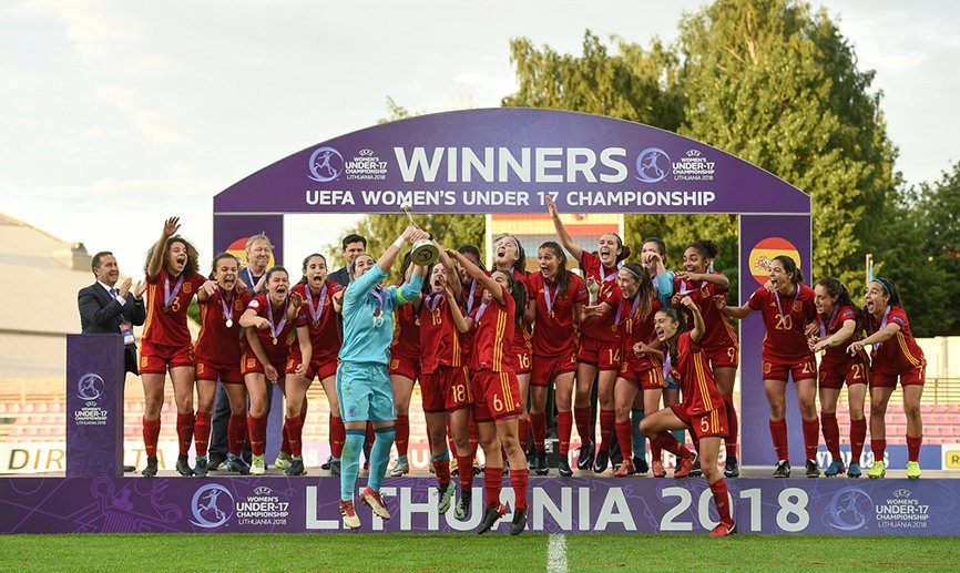 yaninasoviet's tweet photo. Carolina Marín: primera mujer que gana 3 Mundiales de bádminton.

España Sub-19: campeona de Europa 2 años seguidos. Único equipo en llegar a 5 finales consecutivas. 

EL DEPORTE FEMENINO HACIENDO HISTORIA EN ESTE PAÍS.

SIN COBERTURA EN LOS MEDIOS.
SIN LA INVERSIÓN SUFICIENTE. https://t.co/K8FV2P8Orw