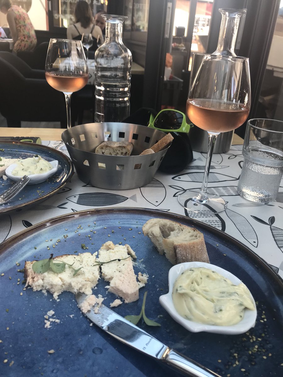 Debbles01's tweet photo. @lexosowski @Meteovilles @ozzybern Keeping hydrated over lunch 😍 https://t.co/kBmHY0k4aN