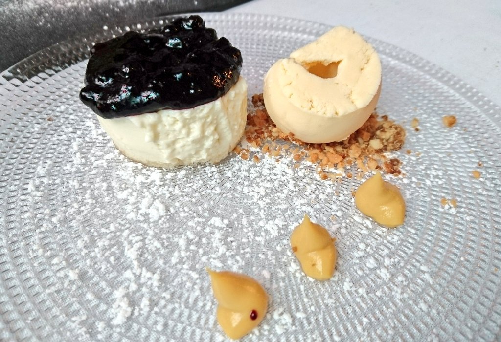 Volvería sin duda a La Cigaleña, no conocía a Andrés Conde Laya, sólo le dije que nos encantaba beber y probar y él nos dio hospitalidad y generosidad a raudales. Hosteleros con mayúsculas. 

De los mejores sitios para beber vino en España con platos que acompañaron perfectamente