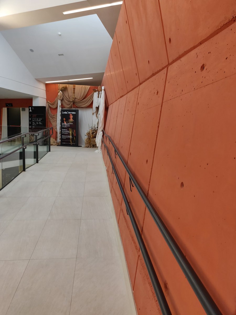 Hoy de visita exprés al <a href="/vilamuseu/">vilamuseu</a> disfrutando de su espacio expositivo. #arqueologia