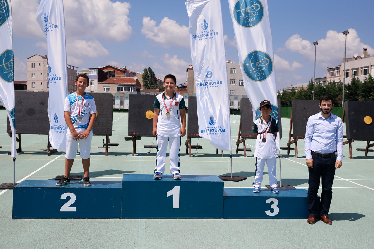 OkcularVakfi's tweet photo. 9-10 Yaş Klasik Yay Erkek sporcularımız H. Erdem Demir altın, M. Oktay Kılıçarslan bronz madalyanın sahibi oldu.
H. Erdem Demir, M. Oktay Kılıçarslan ve Yunus Emre Kaya'dan oluşan Klasik Yay Erkek Takımımız birinci olarak altın madalya kazandı.

Sporcularımızı tebrik ederiz. 🏆🥇 https://t.co/uGN8yzTpwx