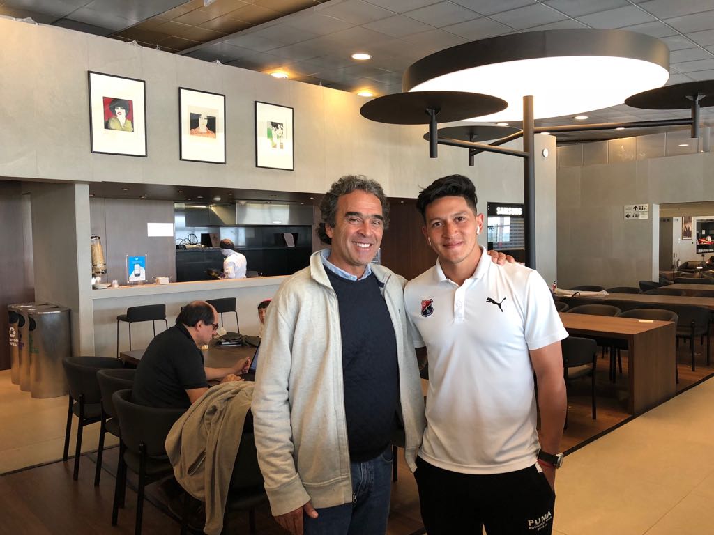 sergio_fajardo's tweet photo. Desde siemore soy hincha del Poderoso DIM y no hay mejor forma de empezar el día que saludando al ídolo de nuestro equipo: Germán Ezequiel Cano. Además,  anoche metió el gol de la victoria contra Millonarios y hace mucho rato está el corazón de los hinchas del DIM. Feliz domingo. https://t.co/ei53uhznIS