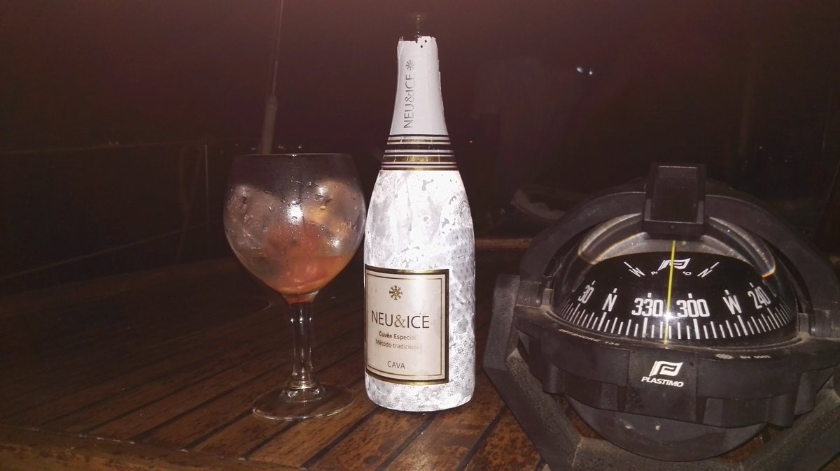 calferu's tweet photo. Gaudiem del castell de foc #fmvng18 a l'enoveler degustant el cava #neu_ice amb glaçons #cavaice #novestendències https://t.co/BHYWtJXhFG