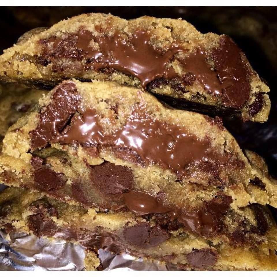 feeleengpost's tweet image. Nutella Stuffed Chocolate Chip Cookies.