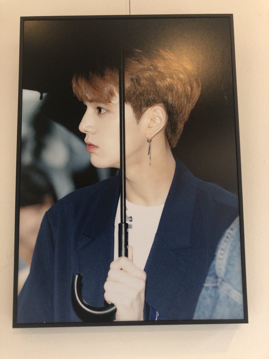 afternoooo0n's tweet photo. 훈브님 날도 더운데 양일 고생 많으셨어요 ( ˃̣̣̣̣o˂̣̣̣̣ ) 전시회장 안에 들어가자마자 보이는 예쁜 영훈이 사진들에 기다리던 시간이 무색하게 넘 넘 행복하게 즐기다 왔어요 (ノ≧∀≦)ノ 들어가자마자 “많이 더우셨죠 ㅠ ㅠ “ 하면서 부채까지 부쳐주시는 모습에 내적 감동
@hooneybread_E #Root64 https://t.co/XAMJrzax8G