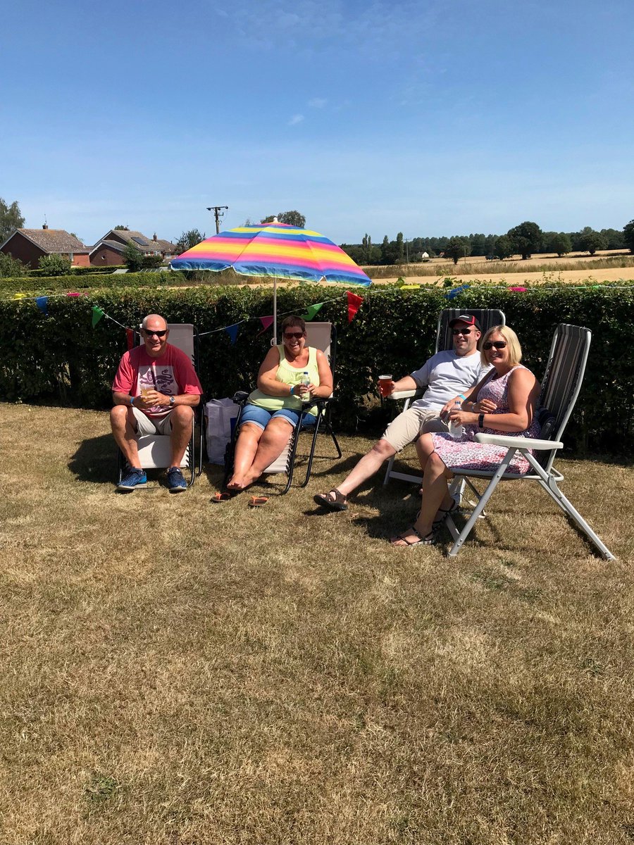 BanninghamCrown's tweet photo. Visitors getting their spot nice and early, BBQ is burning and Glitter Paint are here ready to 'glitter you up' #bannaroo https://t.co/K2vPvqrg4I