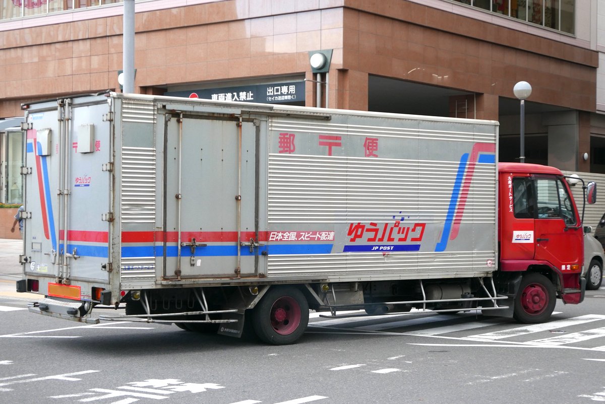 足袋 鹿児島中央で郵便トラック撮影 日本郵便輸送はおなじみの仕様だが 協力会社の仕様が濃すぎてやばい