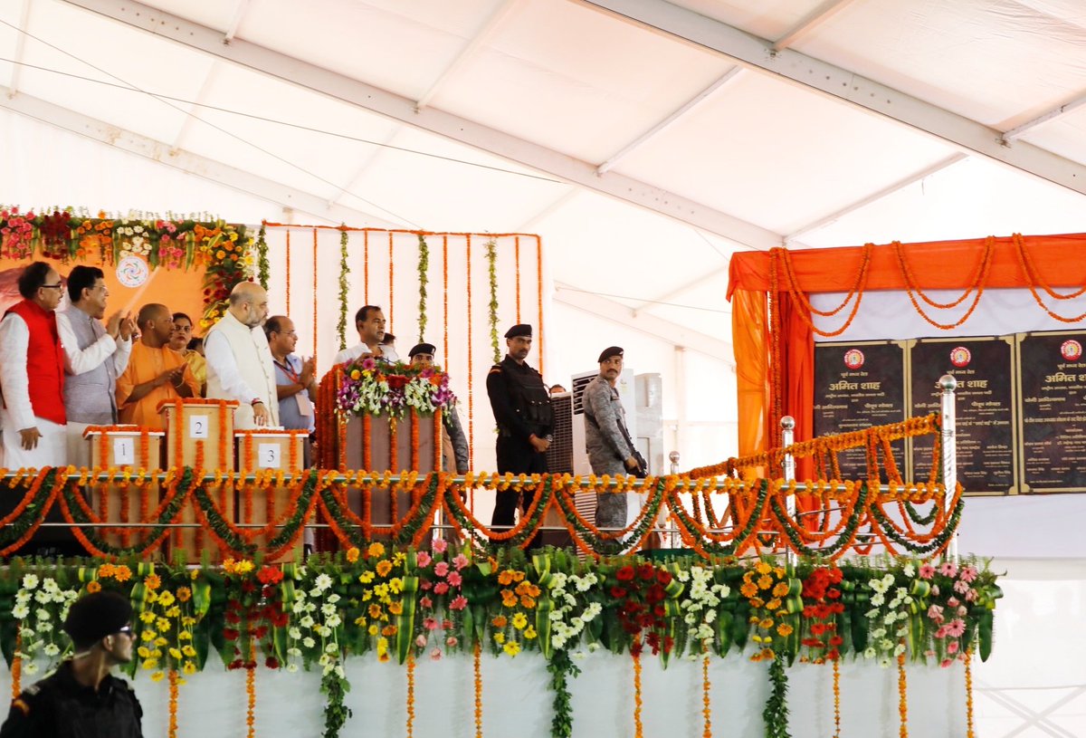 AmitShah's tweet photo. आज मुग़लसराय जंक्शन का नाम एकात्म मानववाद के प्रणेता और हम सबके प्रेरणास्त्रोत आदरणीय पं. दीनदयाल उपाध्याय जंक्शन के नाम से परिवर्तित होने के समारोह को संबोधित किया व अन्य विकास योजनाओं का शुभारंभ किया। दीनदयाल जी के बलिदान की यह भूमि आज से उनके नाम से जानी जाएगी। https://t.co/mJK0X9FYVw