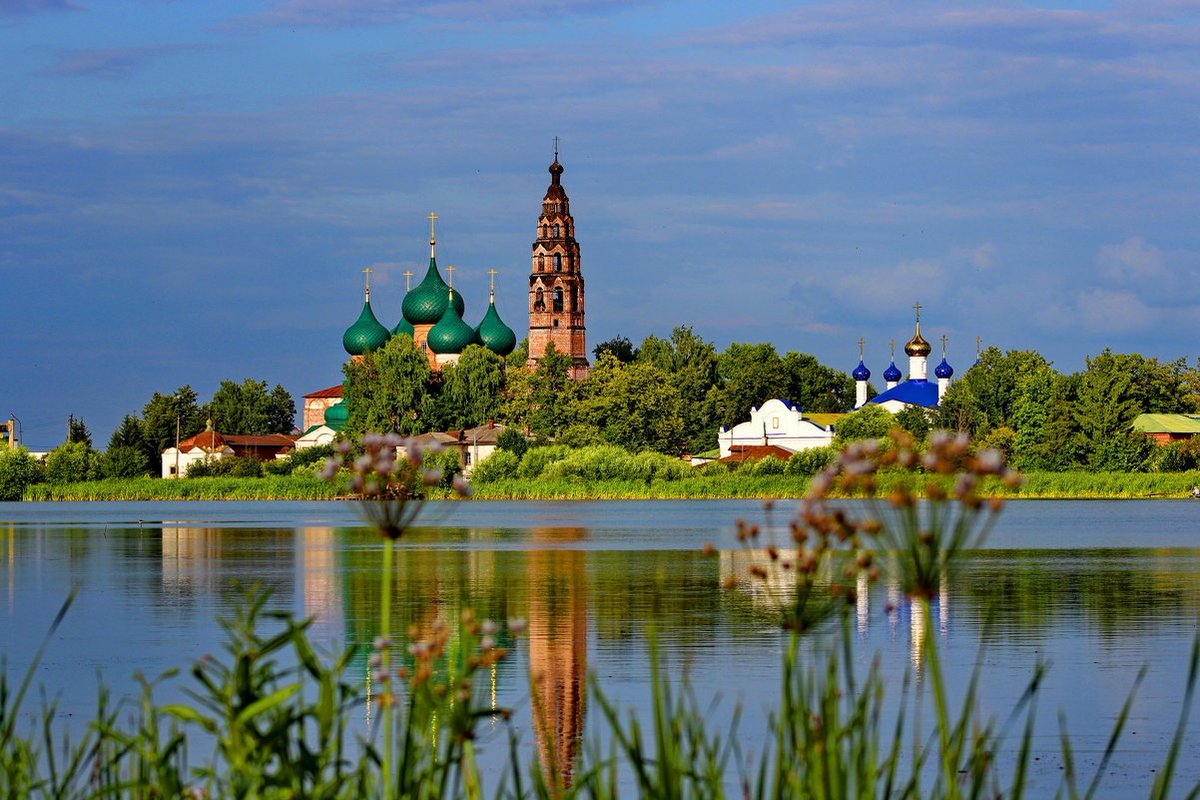 Купола…купола…купола ……….. и колокола,   а также,  белокаменные соборы Владимира и Суздаля.