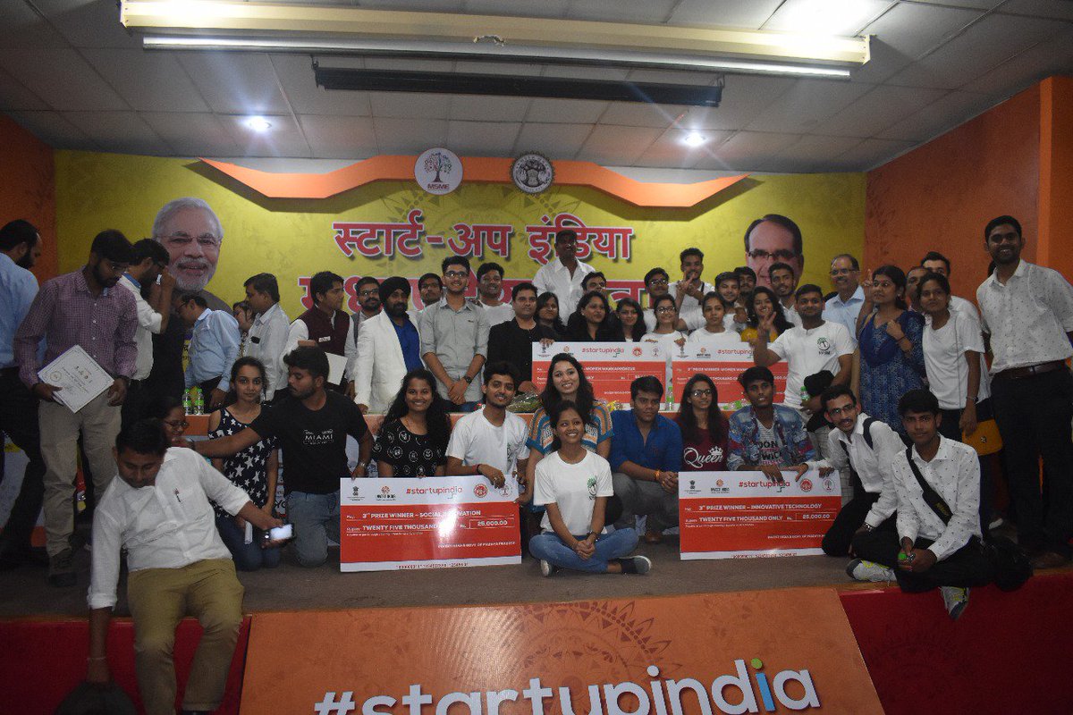 BusinessCoachVS's tweet image. It was an awesome experience to bestow #Awards of around INR 1000000 to the Brilliant #startups during the grand finale of #Startupyatra at #SGSITS with #Indore #SmartCity CEO #RohanSaxena and other distinguished juries. I extend my regards to MR. VC Dubey and the team #MSME #MP