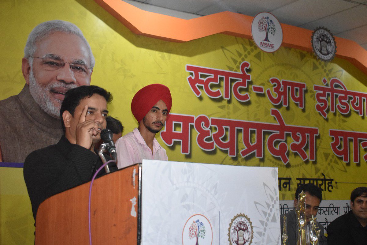 BusinessCoachVS's tweet image. It was an awesome experience to bestow #Awards of around INR 1000000 to the Brilliant #startups during the grand finale of #Startupyatra at #SGSITS with #Indore #SmartCity CEO #RohanSaxena and other distinguished juries. I extend my regards to MR. VC Dubey and the team #MSME #MP