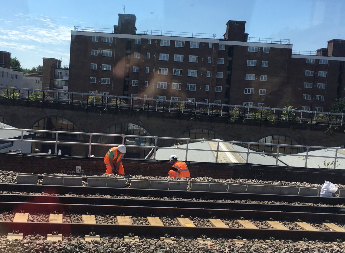 JonasVevatne's tweet image. Ikke ofte lenger man ser folk på Jernbanen i Norge – med spade.. #londonrail #railtracks #jernbaneverket