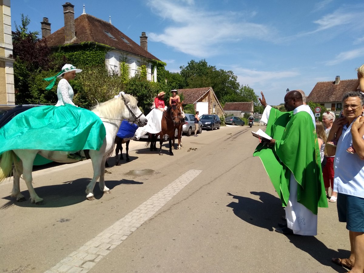 AFCdu94's tweet photo. Messe de la #StHubert à #SteColombe en #Puisaye avec un prêtre Sénégalais qui explique les textes du jour (la Parole de Dieu est la vraie nourriture) en faisant référence au roi Midas.
Catholique = universel
@AFCSens https://t.co/GbUlpaBXqX