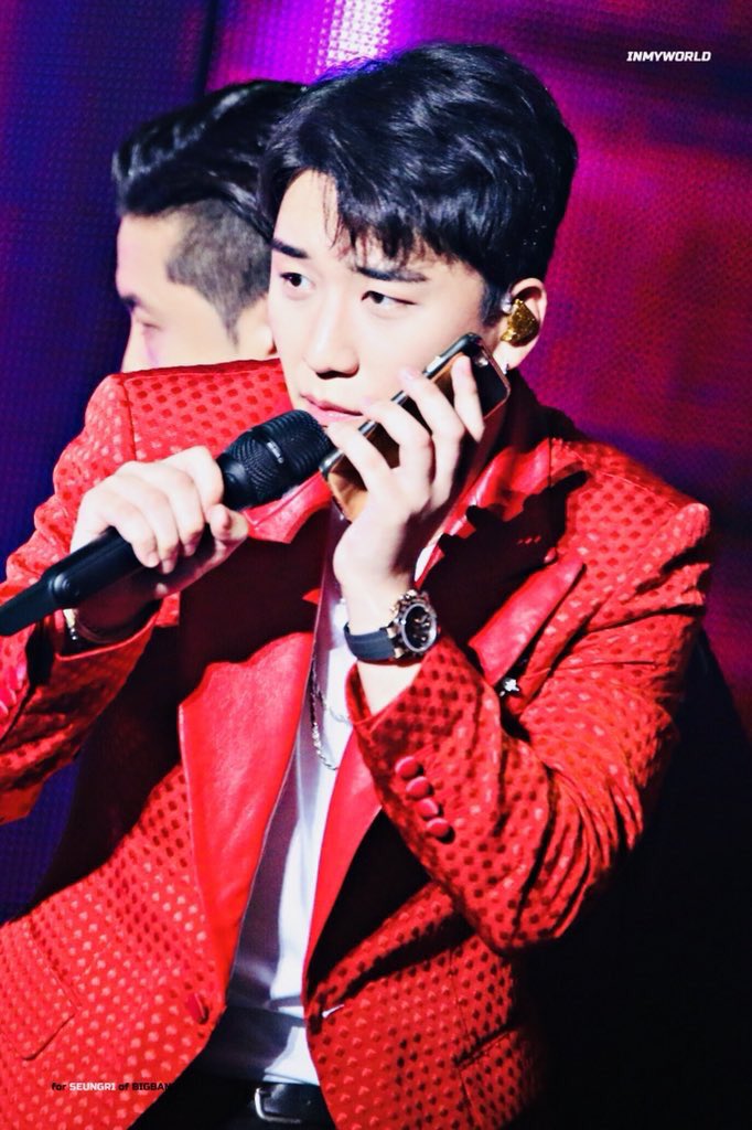 _m8gd's tweet photo. ライブ中に"지용이형❤️"と電話？？

にょんとり最���すぎる( т_т )( т_т )
あーーー。にょんとりに会いたい。cr.pic https://t.co/j0z9QydBct