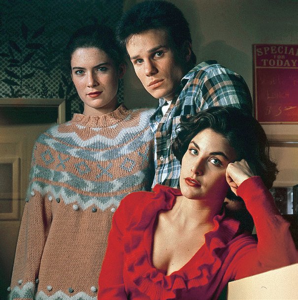 Lara Flynn Boyle, James Marshall y Sherilyn Fenn en una foto promocional de...