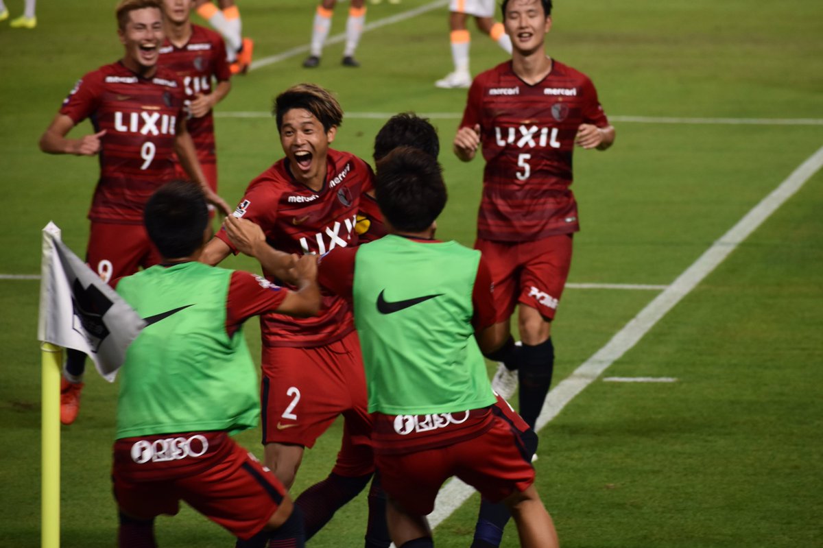 __m1606__'s tweet photo. 篤人さん、大伍さんのことめちゃくちゃ引っ張るやん（笑）
#antlers
#内田篤人
#西大伍 https://t.co/UJ6g8zerao