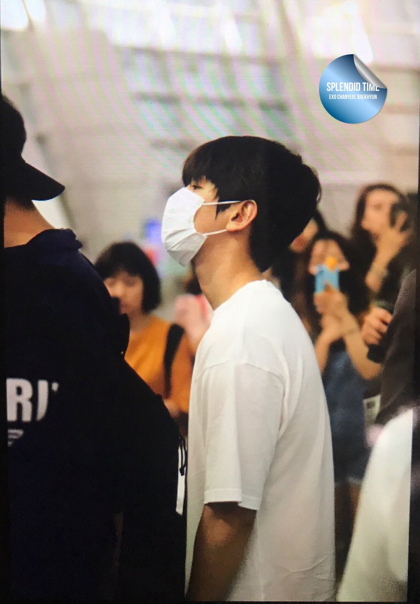6104time's tweet photo. 어깨에 기대서 잤어요... 180805 ICN 출국 #Baekhyun #백현 #ベクヒョン https://t.co/30HTOQRYFk