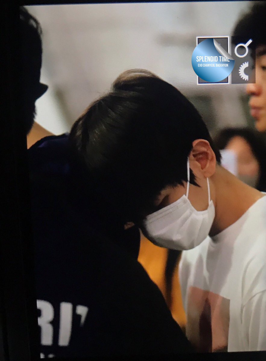 6104time's tweet photo. 어깨에 기대서 잤어요... 180805 ICN 출국 #Baekhyun #백현 #ベクヒョン https://t.co/30HTOQRYFk
