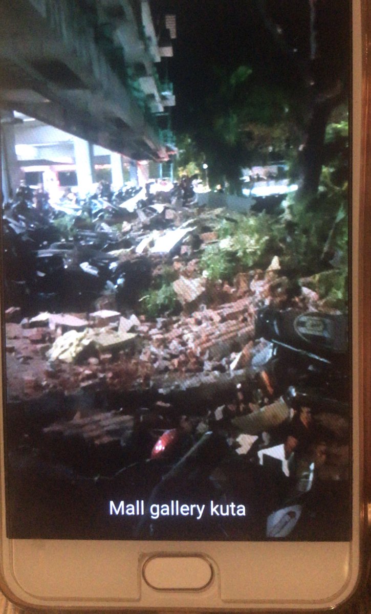 nunimorenoTg2's tweet image. A #Lombok la terra ha tremato per 5 minuti... qui a #Bali sembrava non finire più penso a chi era ancora più vicino all’epicentro. Immagini che mi arrivano da #kuta un centro commerciale #indonesia la popolazione sta lasciando la costa rischio@#tsunami  #earthquake @