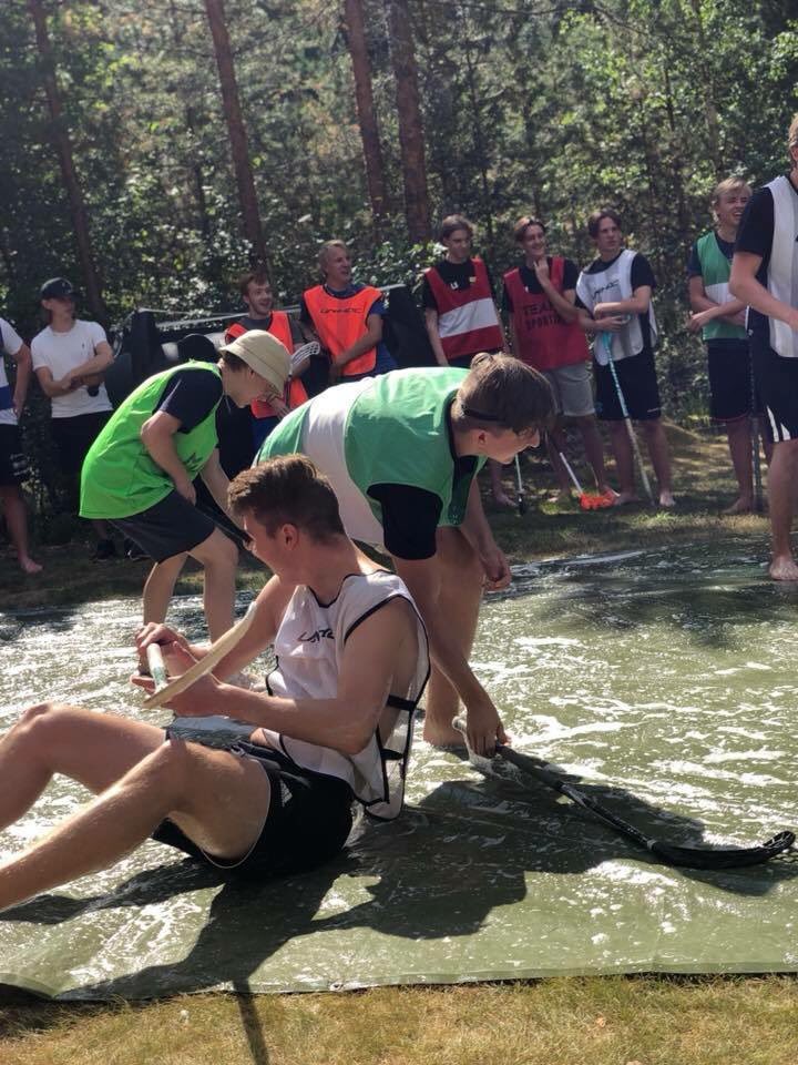 Igår hade JAS/HJ17-truppen kick-off. Såpabandyturnering, olika tävlingar, bad, frågesport, käk och diskussion om säsongen stod på dagordningen. ☀️🏊🏻‍♂️🌭
#hibs #innebandy 🔴⚪️⚫️