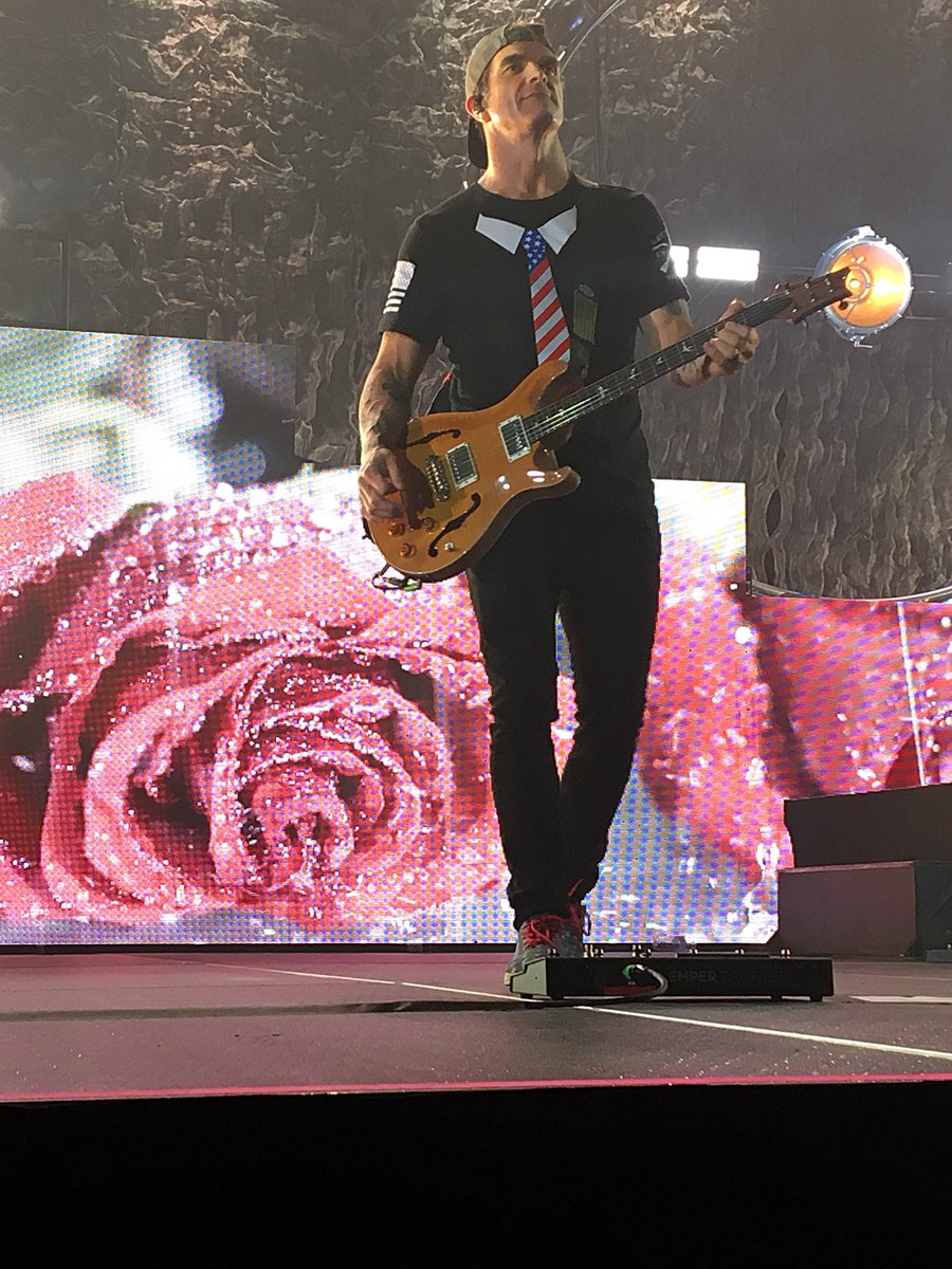 hlwalt's tweet photo. I can’t get enough of these guys! 😍 Great show at @WECkzoo!  I will always be the chick rocking out to @3doorsdown! 🤘🏻❤️ #3DoorsDown #LoveThem https://t.co/oXIDinDkzu