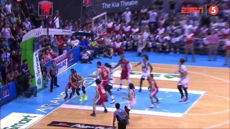 HayatMumay's tweet photo. MAY SHADOW Nanaman. 😂 Tanginang mga KANGKONG to. Talagang HINAHAMON kami ah. #PBAFinals @pbaconnect @PBAonTV5 @Sports5PH #SMBNation https://t.co/VOwEiTLiOu