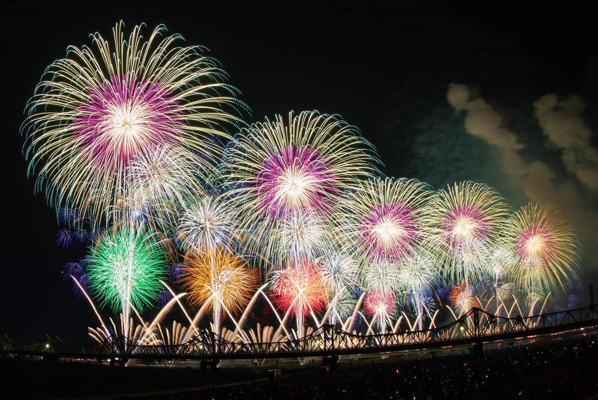 黒水 雪那 くろうず せつな 次の展示は10月あたり Sur Twitter 長岡花火 の フェニックス センスないーw 来年はもっといい写真撮ります Location 長生橋 Canon Eos 5d Mark 長岡 花火 新潟県 長岡市 花火大会 日帰り 花火写真 夜景 空 夜空 Max