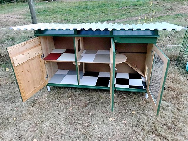 Friday_Studios's tweet image. Extremely fancily carpeted bunny hutch. It’s done!! Now it’s just decorating, attaching the out door run safely and bunnies of course!! #carpet #plasticcarpet #carpetsamples finished!!! #doors #green #greenpaint #roof #corrugatedplastic #corrugatedplasti… ift.tt/2nek8k5