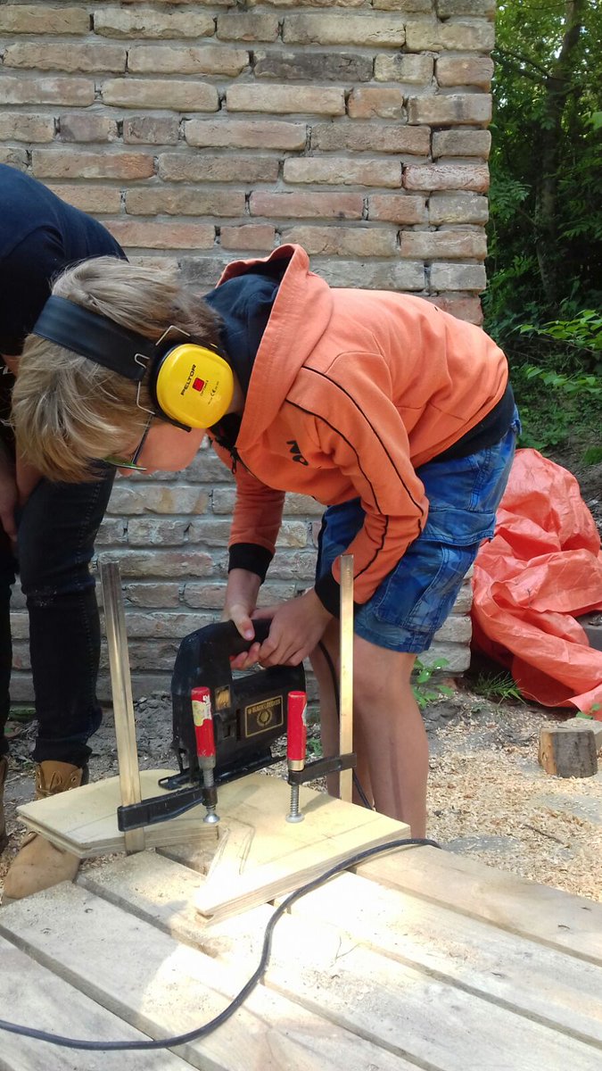 WALHALLAb_NL's tweet image. Ben jij leraar in het #PrimairOnderwijs? En is er tijd voor #techniek op jouw school? Werk je dan met van die 'kant&amp;amp;klare'pretpakketjes of met, spannende of juiste gereedschappen en materialen? Wij horen graag jouw mening voor bijzonder techproject. Mail: info@walhallab.nl