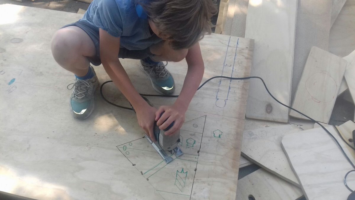 WALHALLAb_NL's tweet image. Ben jij leraar in het #PrimairOnderwijs? En is er tijd voor #techniek op jouw school? Werk je dan met van die 'kant&amp;amp;klare'pretpakketjes of met, spannende of juiste gereedschappen en materialen? Wij horen graag jouw mening voor bijzonder techproject. Mail: info@walhallab.nl