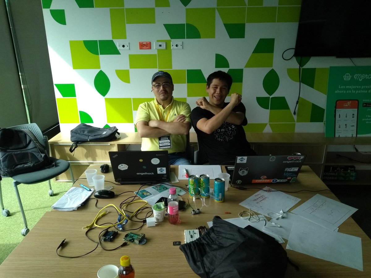 Hurify_hur's tweet image. #Bogotá IoT Garbage Collection project going strong Day 2. Rocking their #Hurify stickers! #hurifyopenchallenge