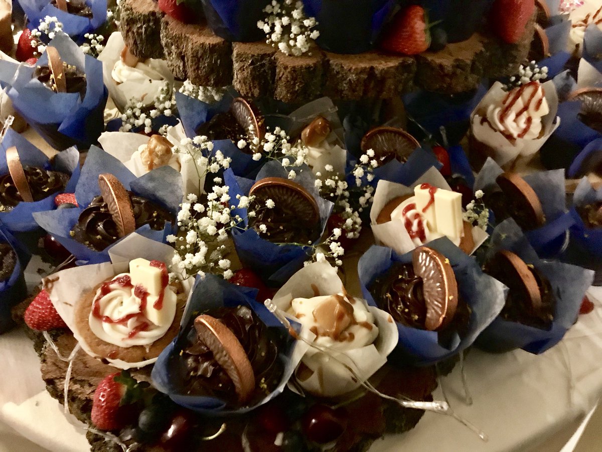 BakeryDragonfly's tweet photo. May 2018 Wedding Double stack chocolate orange cake with ganache frosting, edible pearls, fresh seasonal fruit finished with gypsophila.  The muffins are a combination of chocolate orange, salted caramel and raspberry &amp; white chocolate.
All made by hand https://t.co/AyjUUu9hzV