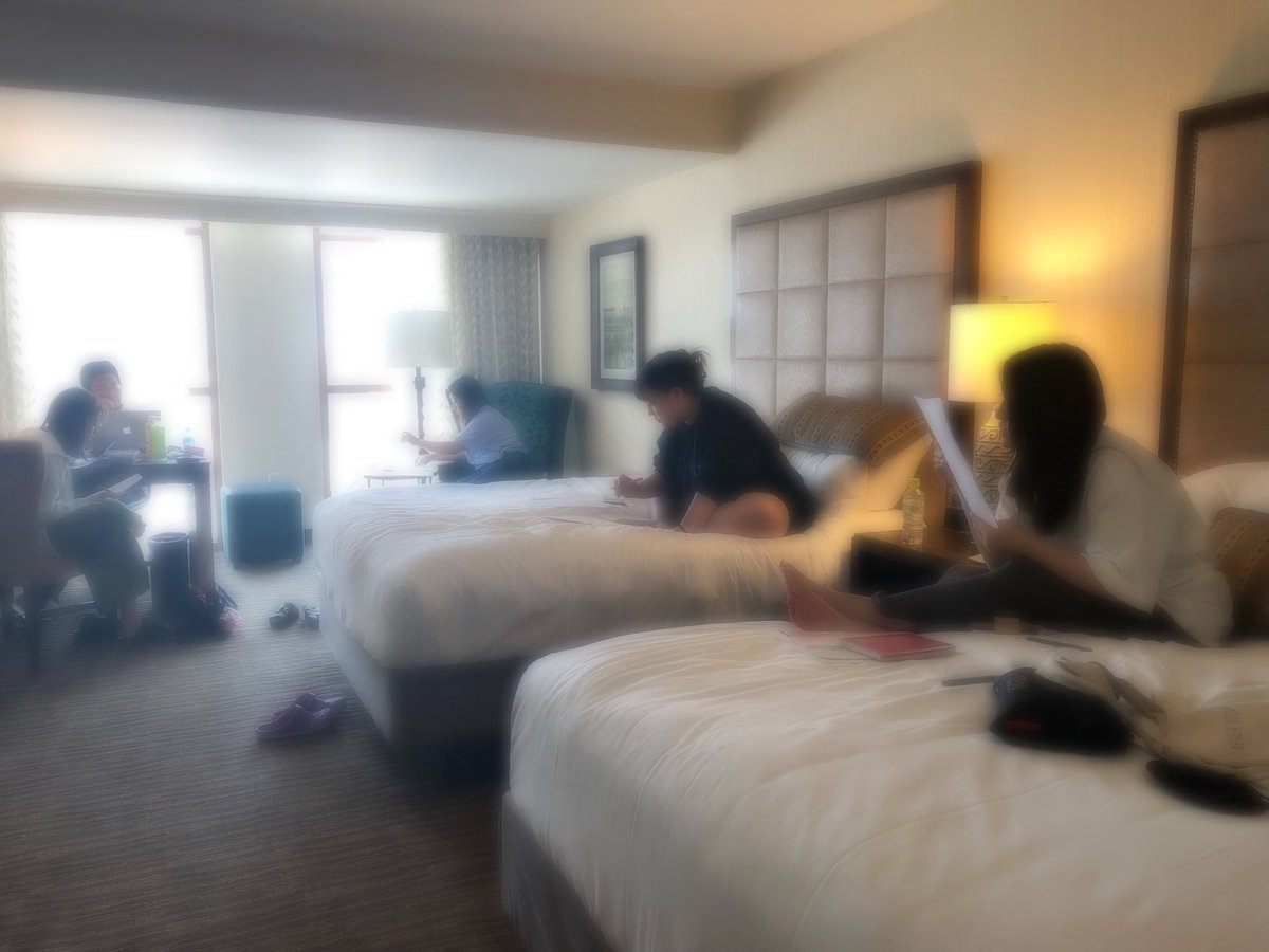 flt20170401's tweet photo. ホテルの部屋にて練習中です! ホテルの部屋が綺麗すぎて感動しました😭✨5日間こんな素敵なホテルで生活出来ることとても嬉しく思います💓💓 練習がんばるぞ~👊👊
#FileMaker #FileMakerDevCon #FLT_2018devcon #SIU https://t.co/FWHzAJVQ9F