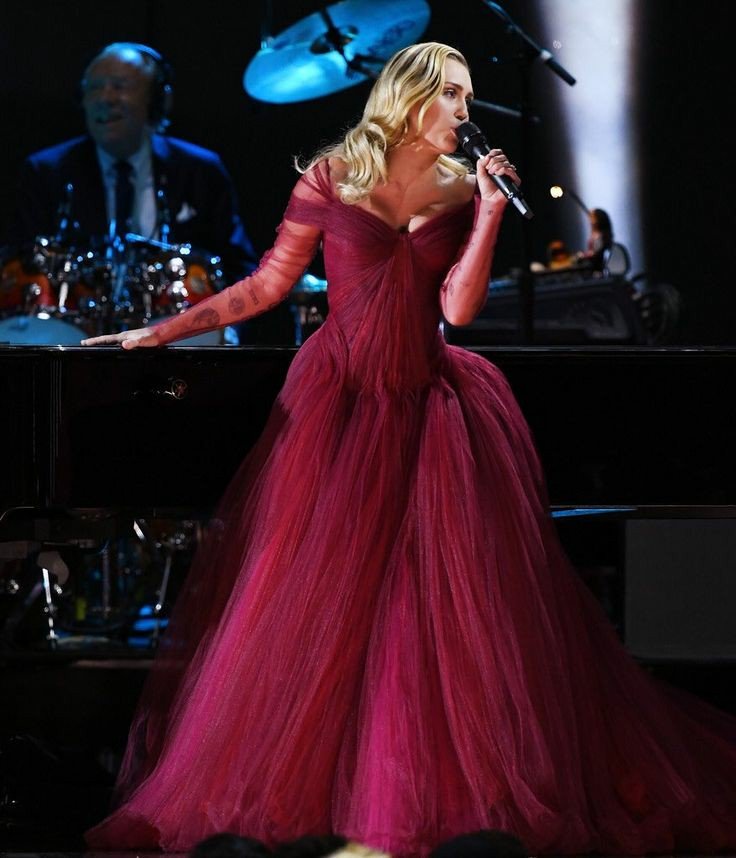 25shihop's tweet image. &quot;Extraño verte arriba de un escenario&quot;
#WeMissYouMiley