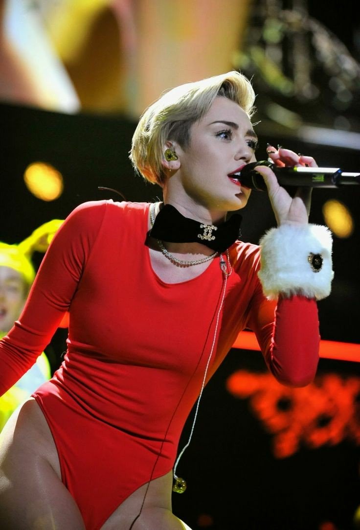 25shihop's tweet image. &quot;Extraño verte arriba de un escenario&quot;
#WeMissYouMiley