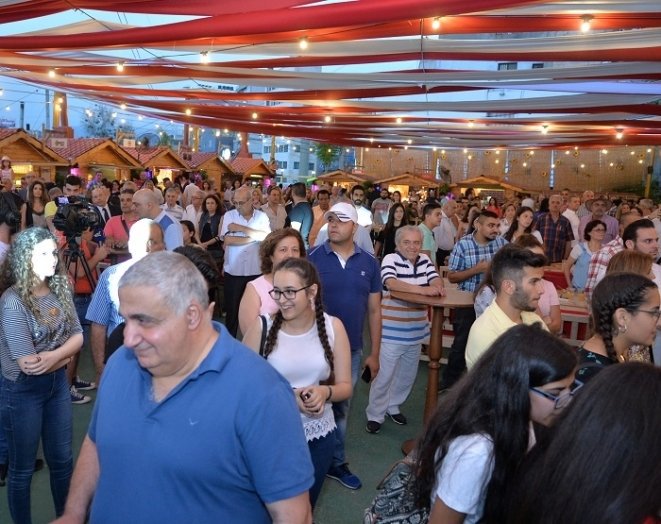 rania_magazine's tweet photo. إفتُتح مشروعFood Court Village في الدكوانة، وهو كناية عن مجموعة مقاهٍ تتشارك الطاولات نفسها في مساحة مُغلقة، وذلك بهدف تعزيز اقتصادها، ولكي يموّه الناس عن انفسهم في منطقتهم، الامر الذي سيساهم في خلق فرص عمل جديدة في البلدة". 
#بلديات #لبنان #مجلة_رانيا 

https://t.co/AzDJ6okLWq https://t.co/ZOjSkSFsQH