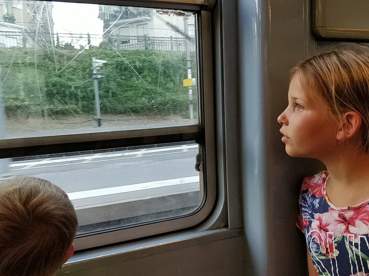 Met <a href="/Pien76/">Pien Stroobach</a> en de kinderen in de trein in Parijs. Ze doen een spelletje: beveiligingscamera's tellen. Na een kwartiertje dik over de 100 😬 #BraveNewWorld