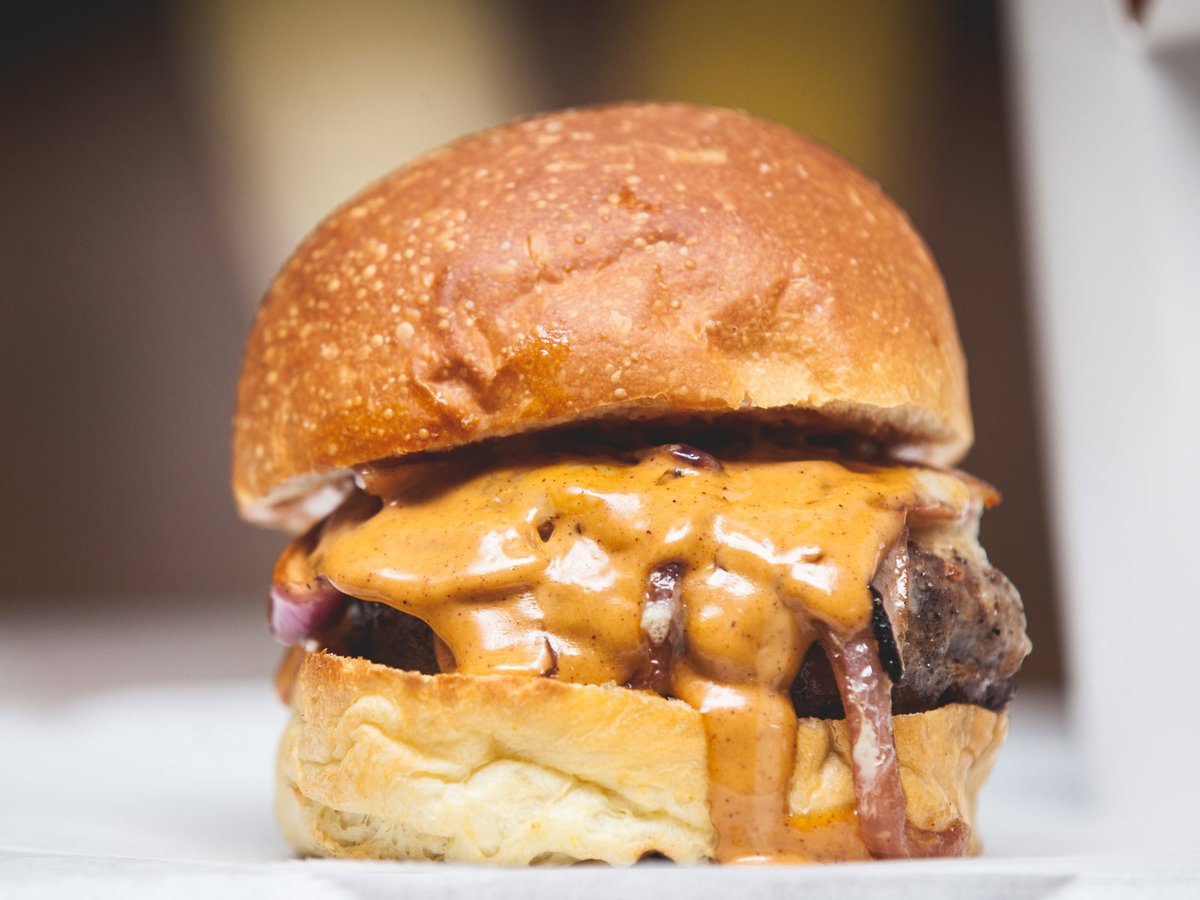 foodandwine's tweet photo. 7 simple ways to make a better burger at home, according to chefs: https://t.co/hSmP9kpWK7 https://t.co/I6cP4uC9x6