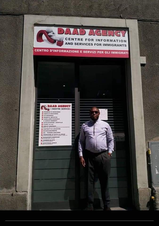 ViandanteF's tweet photo. Arrivi da clandestino, ti arrestano per sfruttamento della prostituzione e tentato omicidio. Poi apri un'agenzia per spiegare ad altri come stare in Italia e fai il "mediatore culturale". Uno del #PD tira un uovo a tua figlia #DaisyOsakue e il TG dà la colpa a @matteosalvinimi https://t.co/8rzKsMSzOz