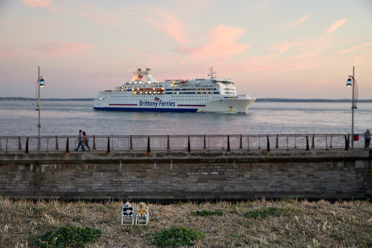 Sitting beside the sea watching the local and international ferry traffic arrive and depart from Portsmouth at sunset
<a href="/visitportsmouth/">Visit Portsmouth</a> #hampshire