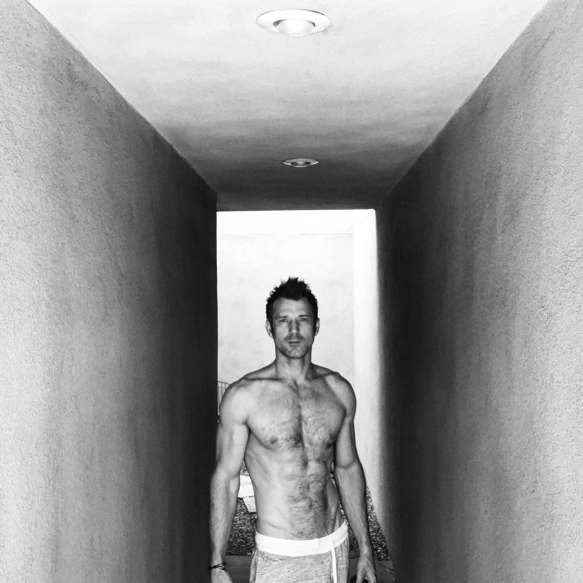 WilTraval's tweet photo. Perspective #getsome #findsome #blackandwhite #photography #sundaymorning #positivevibes #man #SundayThoughts https://t.co/EyZrVOV2uc
