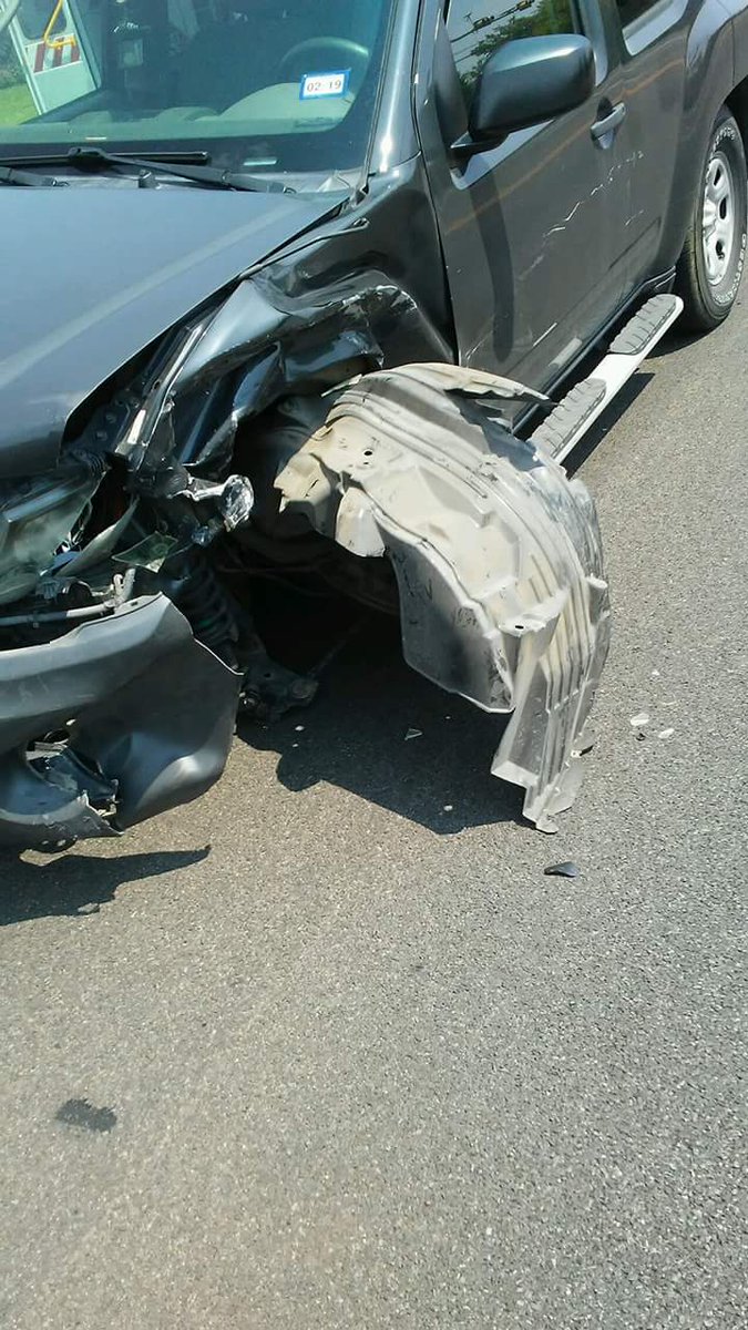 Etoyiatx's tweet photo. Please don't text and drive yall! Thank goodness we are alive, teens just don't realize there are other people's lives at risk! #Donttextanddrive #Xthetext #Itcanwait #Texas #Isurvived #Friends #Family #Drivesafe https://t.co/tYOKbkyhD7