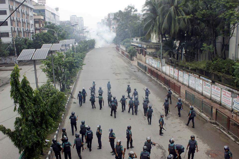 meemchow's tweet photo. PLEASE HELP US. ALL WE ASKED FOR WAS ROAD SAFETY AND INSTEAD WE'RE BEING BEATEN UP AND KILLED AND RAPED #Bangladesh #WeWantJustice  #BBC #CNN #ALJAZEERA https://t.co/ucQ56elhoA