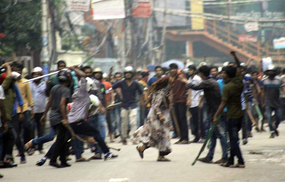 meemchow's tweet photo. PLEASE HELP US. ALL WE ASKED FOR WAS ROAD SAFETY AND INSTEAD WE'RE BEING BEATEN UP AND KILLED AND RAPED #Bangladesh #WeWantJustice  #BBC #CNN #ALJAZEERA https://t.co/ucQ56elhoA
