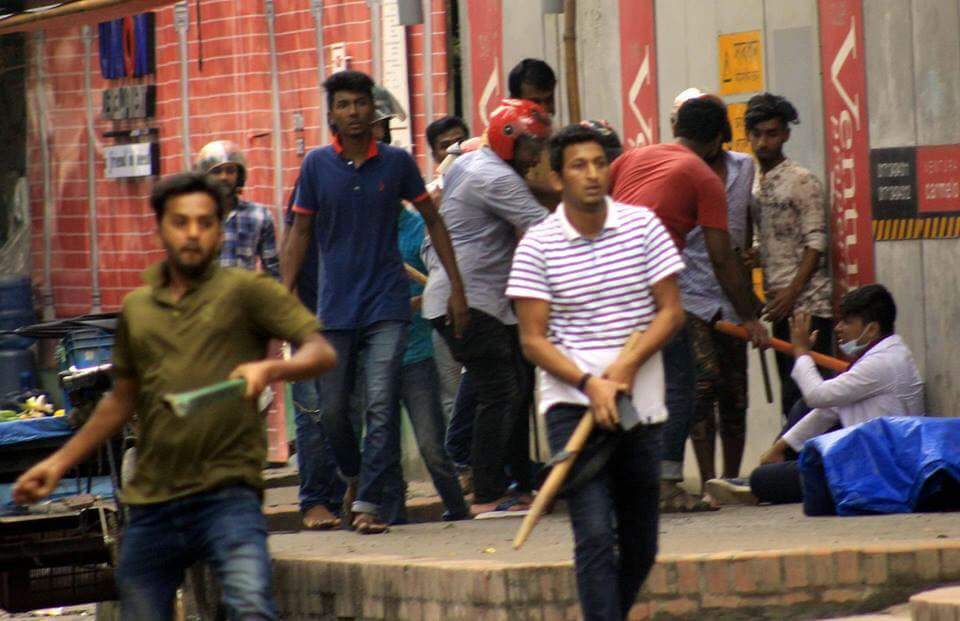 meemchow's tweet photo. PLEASE HELP US. ALL WE ASKED FOR WAS ROAD SAFETY AND INSTEAD WE'RE BEING BEATEN UP AND KILLED AND RAPED #Bangladesh #WeWantJustice  #BBC #CNN #ALJAZEERA https://t.co/ucQ56elhoA