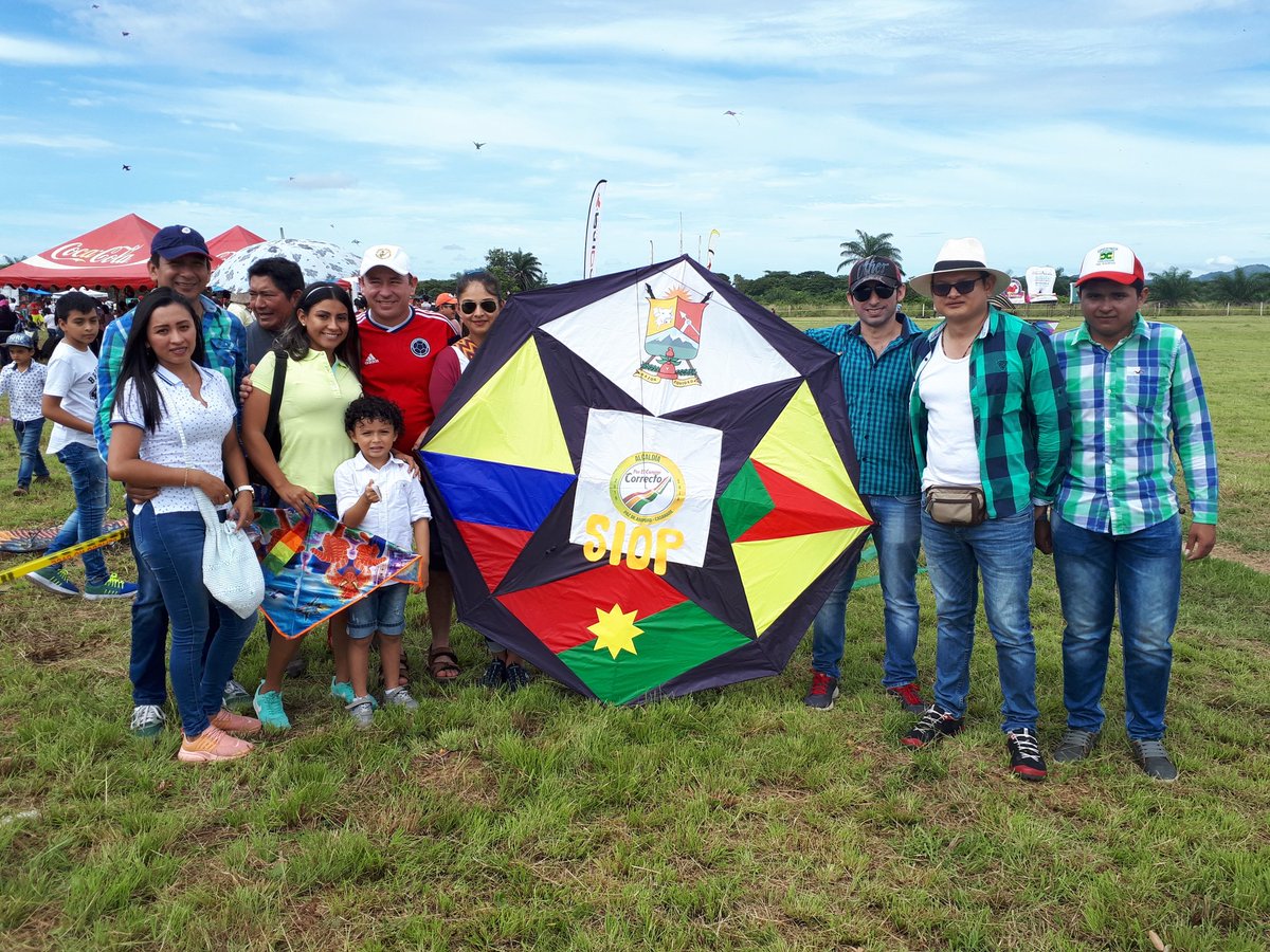 AlcaldiaPZA's tweet photo. El #Alcalde @FAVIOVEGAPAZ con la cometa de la  Secretaría de Obras, cartera que dirije el Ing. @yefersonpr en el #1reFestivalDeCometas en #PazDeAriporo apertura de la #SemanaDeLaJuventud https://t.co/I2VjuwYGcY