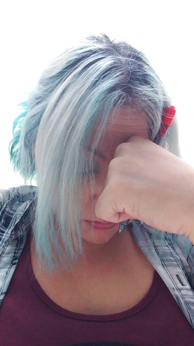 LoneIsleDruid's tweet photo. Gamed too hard. I blame everyone at @BeyondRGaming all about that Overwatch Comp Ranking life! But still gotta work hard to game hard! 

Also yes..my #bluehairedlife is fading..gotta wait till pay day! Come oooooooooone Thursday!

#workhardgamehard https://t.co/sfYHWxvBV6