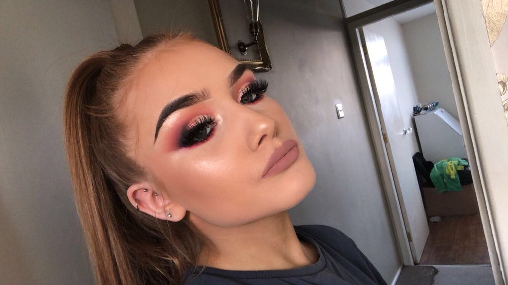 TillytaylorM's tweet photo. Makeup on myself using plouise palette ❤️
• @PaigeMUA palette &amp; base in shade 2 
• @houseoflashes 
• @NyxCosmetics brow pencil 
#MakeupTutorial #makeupartist #plouise https://t.co/3LiJ4E6i65