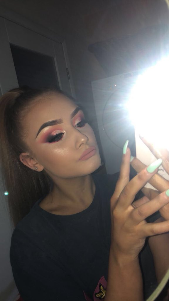 TillytaylorM's tweet photo. Makeup on myself using plouise palette ❤️
• @PaigeMUA palette &amp; base in shade 2 
• @houseoflashes 
• @NyxCosmetics brow pencil 
#MakeupTutorial #makeupartist #plouise https://t.co/3LiJ4E6i65
