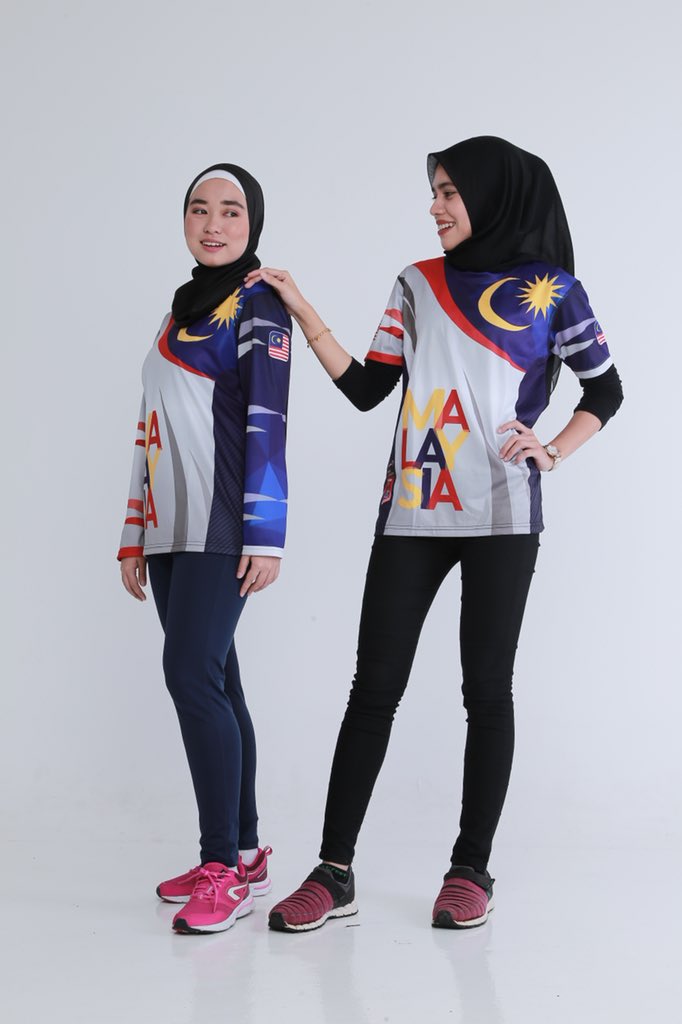 QutreenNada's tweet image. There is a first time for everything! Shoot for @ombakexclusive 🤑 Lawa lawa beb baju diaaa ♥️ #sundayworking